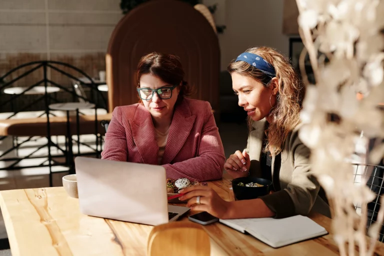 deux femmes entrepreneures qui travaillent en collaboration